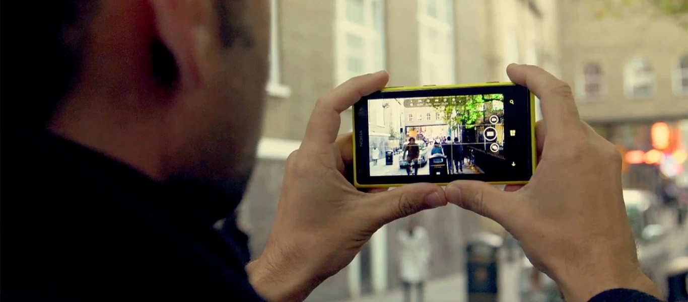 Πολωνία: Αντιδράσεις για διαφήμιση smartphone όπου ηλικιωμένος φωτογραφίζει εσώρουχα γυναικών (βίντεο)